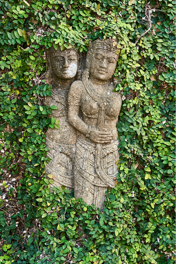 Details like wood carved pillars, the use of recycle teakwood, antique Bali doors, batik materials and handmade stone carvings give this villa a true ‘Bali’ ambience.