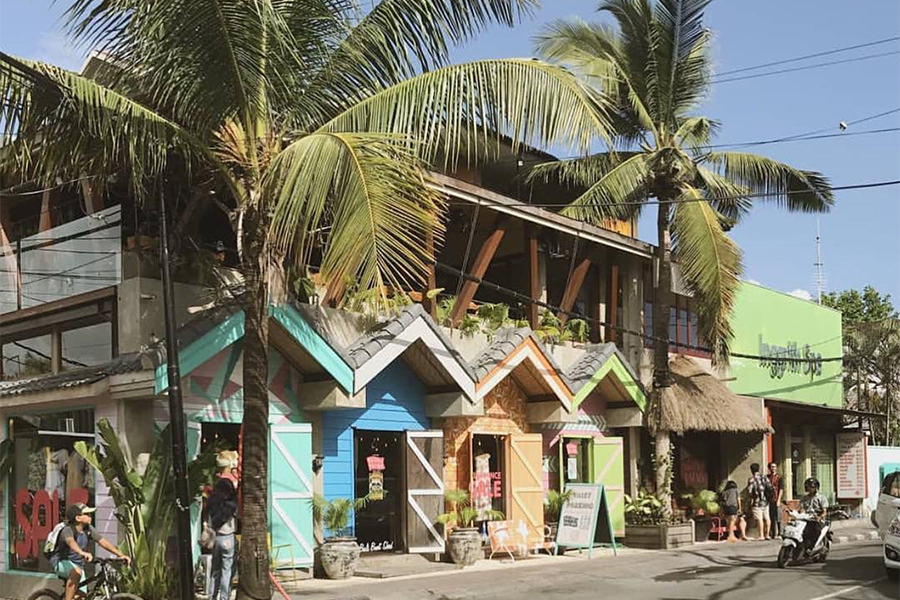 Villa Aisis is located at a 5 min walk to shopping and dining of Oberoi street, which is famous for its large choice of great dining, luxury shopping as well as handmade crafts and interior design.